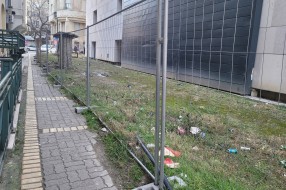 Mala deponija iza pozorišta u centru