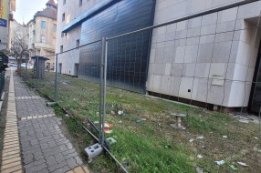 Mala deponija iza pozorišta u centru