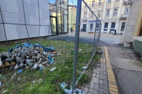 Mala deponija iza pozorišta u centru