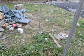 Mala deponija iza pozorišta u centru