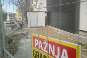 Mala deponija iza pozorišta u centru