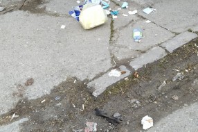 Ne prazni se kanta sa smećem na autobuskom stajalištu u Bajmoku