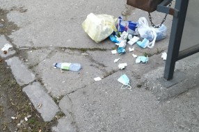 Ne prazni se kanta sa smećem na autobuskom stajalištu u Bajmoku