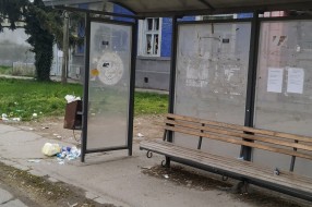 Ne prazni se kanta sa smećem na autobuskom stajalištu u Bajmoku