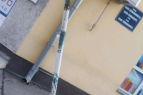 Iskrivljen saobraćajni znak u Ulici Save Šumanovića