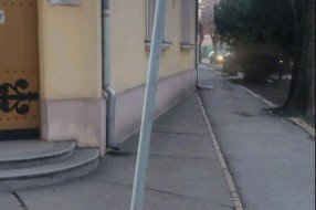 Iskrivljen saobraćajni znak u Ulici Save Šumanovića