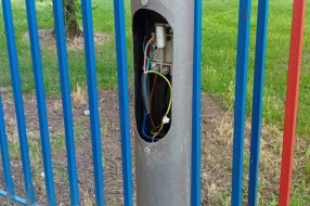 Nedostaje poklopac na stubu rasvete - Pazinska ulica