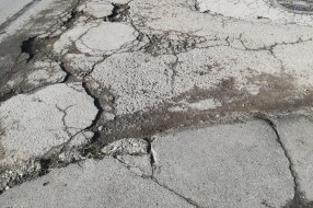 Uništen kolovoz na uglu ulica Svete Katarine i Gajeve