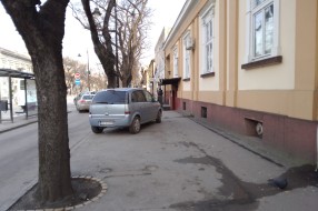Bahato parkiranje pred bioskopa Lifka