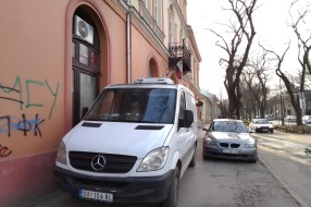 Bahato parkiranje pred bioskopa Lifka