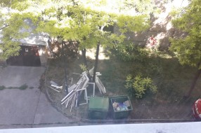 Bacanje kabastog smeća oko kontejnera iza zgrade u Kumičićevoj ulici