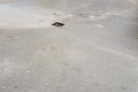 Plato ispred porodilišta neuredan i potencijalno zarazan