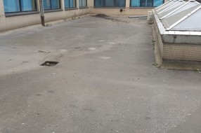 Plato ispred porodilišta neuredan i potencijalno zarazan