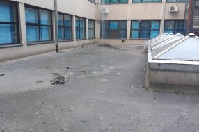 Plato ispred porodilišta neuredan i potencijalno zarazan