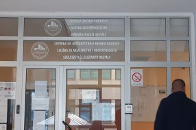 Plato ispred porodilišta neuredan i potencijalno zarazan