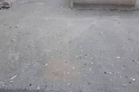 Plato ispred porodilišta neuredan i potencijalno zarazan