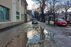 Nepropisno parkiranja vozila ispred vrtića "Vackor" (MZ "Bajnat")