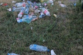 Smeće u parku u Bikovu