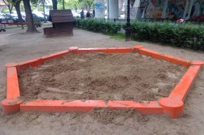 Dosuti pesak u bazen na igralištu kod Maksija u centru