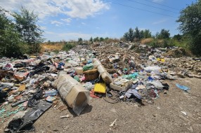 Divlja deponija - ruglo na Bajskom putu (prema Ljutovu i Tavankutu)