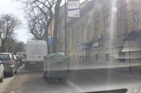 Kontejneri ostavljeni na parking mestima (Đure Đakovića)