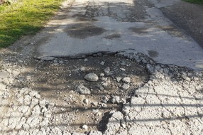 Opasne rupe na putu u ulici Jug Bogdana