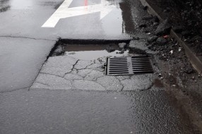 Udarna rupa oko rešetke za odvod vode (Ulica Maksima Gorkog)