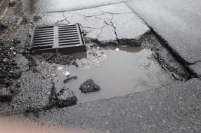 Udarna rupa oko rešetke za odvod vode (Ulica Maksima Gorkog)