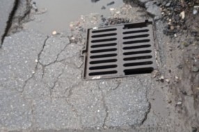Udarna rupa oko rešetke za odvod vode (Ulica Maksima Gorkog)