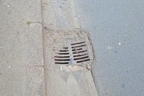 Udarna rupa oko rešetke za odvod vode (Ulica Maksima Gorkog)
