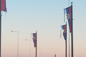 Pocepane državne zastave na kružnom toku na Kelebiji