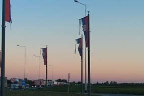 Pocepane državne zastave na kružnom toku na Kelebiji