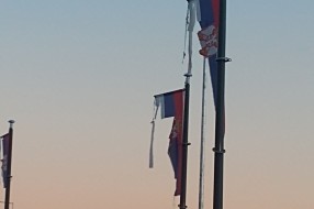 Pocepane državne zastave na kružnom toku na Kelebiji