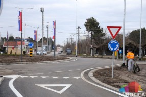 Pocepane državne zastave na kružnom toku na Kelebiji