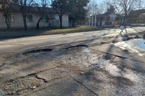 Udarne rupe na Čantavirskom putu kod firme SMB