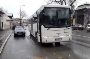 Bus stajalište ili parkiralište za automobile? Maksima Gorkog