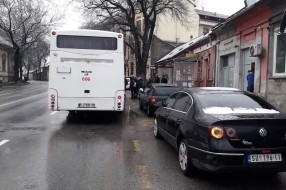 Bus stajalište ili parkiralište za automobile? Maksima Gorkog