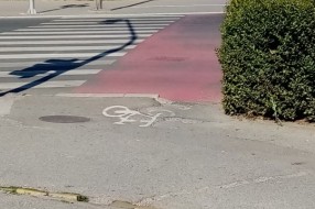 Oštećena biciklistička staza na prelazu kod Lidla