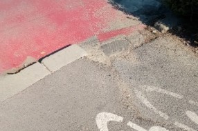 Oštećena biciklistička staza na prelazu kod Lidla