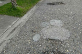 Udarne rupe i oštećenje kolovoza u Zadarskoj ulici
