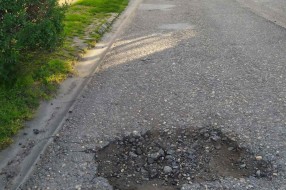 Udarne rupe i oštećenje kolovoza u Zadarskoj ulici