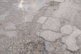 Udarne rupe i oštećenje kolovoza u Zadarskoj ulici
