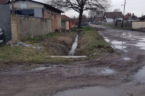 Kanal pun smeća u ulici 51. Divizija