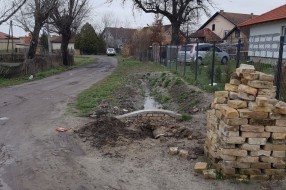 Kanal pun smeća u ulici 51. Divizija