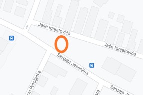 Saobraćajni znakovi na trafo stanici na uglu ulica Sergeja Jasenjina i Jaše Ignjatovića