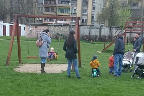 Ljuljaške za decu mlađu od 3 godine na igralištu na Prozivci