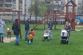 Ljuljaške za decu mlađu od 3 godine na igralištu na Prozivci