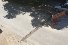 Rupa celom širinom puta u Ulici Mirka Bogovića