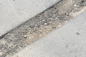 Rupa celom širinom puta u Ulici Mirka Bogovića