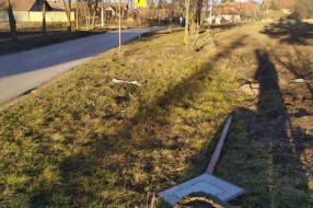 Izvaljen saobraćajni znak za put sa prvenstvom prolaza (Mačvanska ulica)